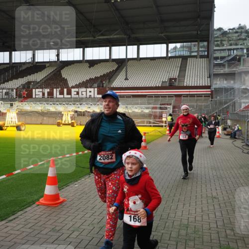 07.12.2025 - St. Pauli X-Mass-Run No. 15 Fabian Wolf http://msf.ph/oto/9397630 07.12.2025 10:46:18 Ziel 38, 41, 153, 162, 168, 178, 183, 914, 917, 1040, 1043, 1955, 2082, 2216, 2303, 2306, 2334, 2574, 2960, 4589 meine-sportfotos.de