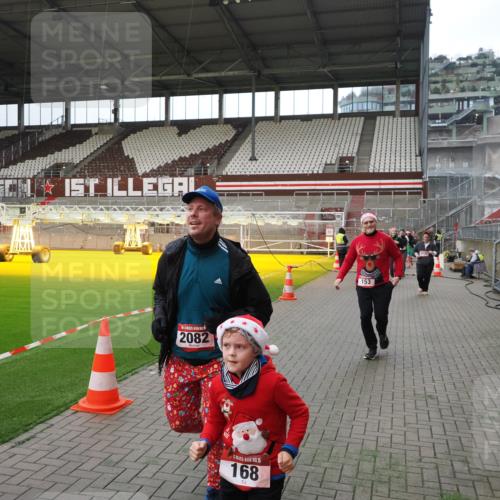 07.12.2025 - St. Pauli X-Mass-Run No. 15 Fabian Wolf http://msf.ph/oto/9397631 07.12.2025 10:46:18 Ziel 38, 41, 153, 162, 168, 178, 183, 914, 917, 1040, 1043, 1955, 2082, 2216, 2303, 2306, 2334, 2574, 2960, 4589 meine-sportfotos.de
