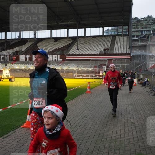 07.12.2025 - St. Pauli X-Mass-Run No. 15 Fabian Wolf http://msf.ph/oto/9397632 07.12.2025 10:46:18 Ziel 38, 41, 153, 162, 168, 178, 183, 914, 917, 1040, 1043, 1955, 2082, 2216, 2303, 2306, 2334, 2574, 2960, 4589 meine-sportfotos.de