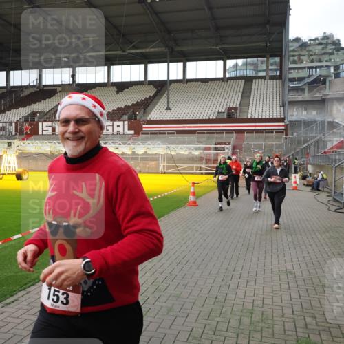 07.12.2025 - St. Pauli X-Mass-Run No. 15 Fabian Wolf http://msf.ph/oto/9397638 07.12.2025 10:46:20 Ziel 38, 41, 153, 162, 168, 178, 183, 641, 914, 917, 1040, 1043, 1955, 2082, 2092, 2216, 2303, 2306, 2334, 2574, 2960, 4589 meine-sportfotos.de