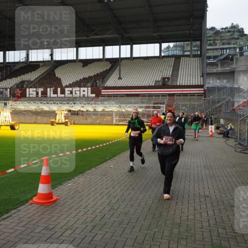 07.12.2025 - St. Pauli X-Mass-Run No. 15 Fabian Wolf http://msf.ph/oto/9397641 07.12.2025 10:46:21 Ziel 38, 41, 153, 162, 168, 178, 183, 479, 639, 641, 914, 917, 1040, 1043, 1955, 2082, 2092, 2216, 2303, 2306, 2334, 2574, 2960, 4589 meine-sportfotos.de