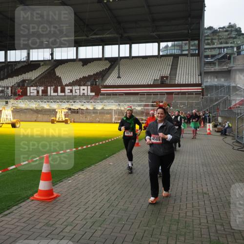 07.12.2025 - St. Pauli X-Mass-Run No. 15 Fabian Wolf http://msf.ph/oto/9397642 07.12.2025 10:46:21 Ziel 38, 41, 153, 162, 168, 178, 183, 479, 639, 641, 914, 917, 1040, 1043, 1955, 2082, 2092, 2216, 2303, 2306, 2334, 2574, 2960, 4589 meine-sportfotos.de
