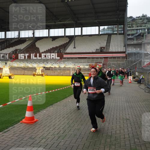 07.12.2025 - St. Pauli X-Mass-Run No. 15 Fabian Wolf http://msf.ph/oto/9397643 07.12.2025 10:46:21 Ziel 38, 41, 153, 162, 168, 178, 183, 479, 639, 641, 914, 917, 1040, 1043, 1955, 2082, 2092, 2216, 2303, 2306, 2334, 2574, 2960, 4589 meine-sportfotos.de