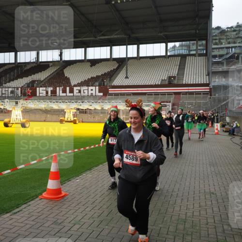 07.12.2025 - St. Pauli X-Mass-Run No. 15 Fabian Wolf http://msf.ph/oto/9397645 07.12.2025 10:46:22 Ziel 38, 41, 153, 162, 168, 178, 183, 479, 485, 639, 641, 914, 917, 1040, 1043, 1955, 2082, 2092, 2216, 2303, 2306, 2334, 2574, 2960, 4589 meine-sportfotos.de