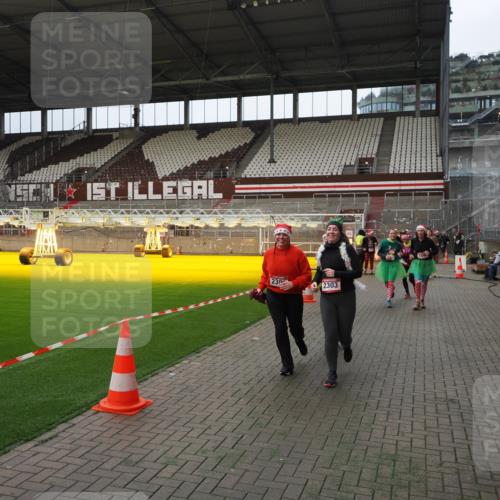 07.12.2025 - St. Pauli X-Mass-Run No. 15 Fabian Wolf http://msf.ph/oto/9397652 07.12.2025 10:46:23 Ziel 38, 41, 153, 162, 168, 479, 485, 639, 641, 914, 917, 1040, 1043, 2082, 2092, 2216, 2303, 2306, 2574, 2960, 4589 meine-sportfotos.de