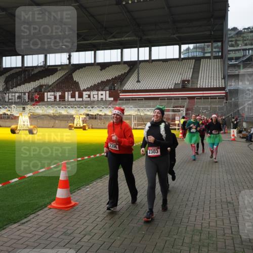 07.12.2025 - St. Pauli X-Mass-Run No. 15 Fabian Wolf http://msf.ph/oto/9397654 07.12.2025 10:46:24 Ziel 38, 41, 153, 168, 479, 485, 639, 641, 914, 917, 1040, 1043, 2082, 2092, 2216, 2303, 2306, 2574, 2960, 4589 meine-sportfotos.de