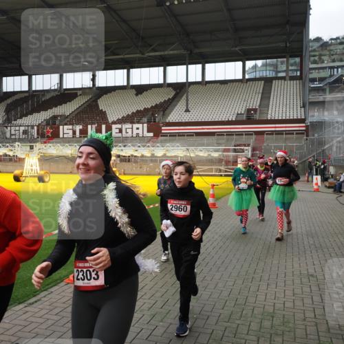 07.12.2025 - St. Pauli X-Mass-Run No. 15 Fabian Wolf http://msf.ph/oto/9397659 07.12.2025 10:46:25 Ziel 38, 41, 153, 168, 479, 485, 639, 641, 914, 917, 1040, 1043, 2082, 2092, 2216, 2303, 2306, 2574, 2960, 2998, 4589 meine-sportfotos.de