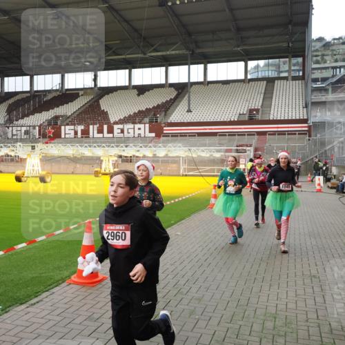 07.12.2025 - St. Pauli X-Mass-Run No. 15 Fabian Wolf http://msf.ph/oto/9397661 07.12.2025 10:46:25 Ziel 38, 41, 153, 168, 479, 485, 639, 641, 914, 917, 1040, 1043, 2082, 2092, 2216, 2303, 2306, 2574, 2960, 2998, 4589 meine-sportfotos.de