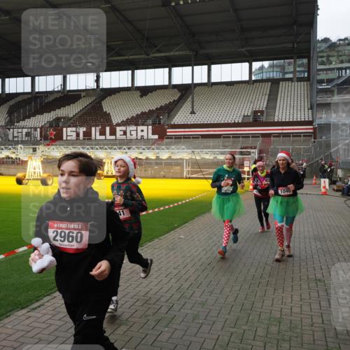 07.12.2025 - St. Pauli X-Mass-Run No. 15 Fabian Wolf http://msf.ph/oto/9397662 07.12.2025 10:46:26 Ziel 38, 41, 153, 168, 221, 479, 485, 639, 641, 914, 917, 921, 1040, 1043, 2082, 2092, 2216, 2303, 2306, 2574, 2960, 2998, 3001, 4589 meine-sportfotos.de