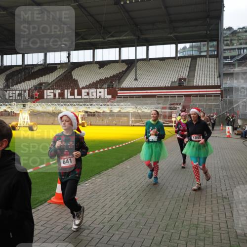 07.12.2025 - St. Pauli X-Mass-Run No. 15 Fabian Wolf http://msf.ph/oto/9397663 07.12.2025 10:46:26 Ziel 38, 41, 153, 168, 221, 479, 485, 639, 641, 914, 917, 921, 1040, 1043, 2082, 2092, 2216, 2303, 2306, 2574, 2960, 2998, 3001, 4589 meine-sportfotos.de