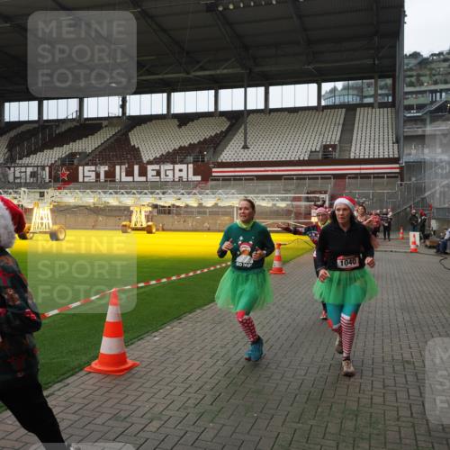 07.12.2025 - St. Pauli X-Mass-Run No. 15 Fabian Wolf http://msf.ph/oto/9397665 07.12.2025 10:46:26 Ziel 38, 41, 153, 168, 221, 479, 485, 639, 641, 914, 917, 921, 1040, 1043, 2082, 2092, 2216, 2303, 2306, 2574, 2960, 2998, 3001, 4589 meine-sportfotos.de