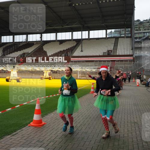 07.12.2025 - St. Pauli X-Mass-Run No. 15 Fabian Wolf http://msf.ph/oto/9397666 07.12.2025 10:46:26 Ziel 38, 41, 153, 168, 221, 479, 485, 639, 641, 914, 917, 921, 1040, 1043, 2082, 2092, 2216, 2303, 2306, 2574, 2960, 2998, 3001, 4589 meine-sportfotos.de