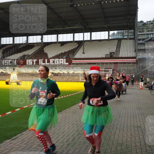 07.12.2025 - St. Pauli X-Mass-Run No. 15 Fabian Wolf http://msf.ph/oto/9397668 07.12.2025 10:46:27 Ziel 153, 168, 221, 479, 485, 639, 641, 914, 917, 921, 1040, 1043, 1242, 2082, 2092, 2303, 2306, 2960, 2965, 2998, 3001, 4589 meine-sportfotos.de