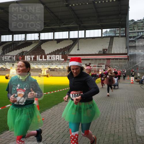 07.12.2025 - St. Pauli X-Mass-Run No. 15 Fabian Wolf http://msf.ph/oto/9397669 07.12.2025 10:46:27 Ziel 153, 168, 221, 479, 485, 639, 641, 914, 917, 921, 1040, 1043, 1242, 2082, 2092, 2303, 2306, 2960, 2965, 2998, 3001, 4589 meine-sportfotos.de