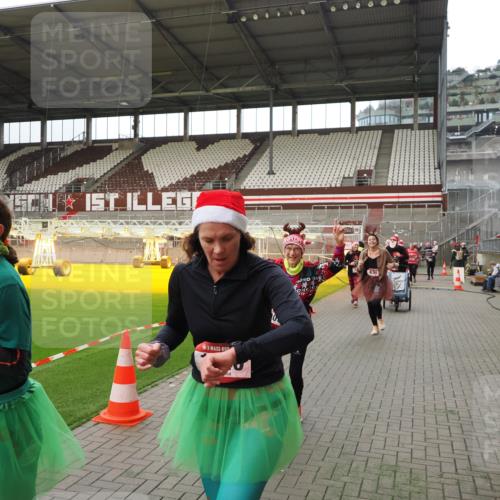 07.12.2025 - St. Pauli X-Mass-Run No. 15 Fabian Wolf http://msf.ph/oto/9397670 07.12.2025 10:46:27 Ziel 153, 168, 221, 479, 485, 639, 641, 914, 917, 921, 1040, 1043, 1242, 2082, 2092, 2303, 2306, 2960, 2965, 2998, 3001, 4589 meine-sportfotos.de