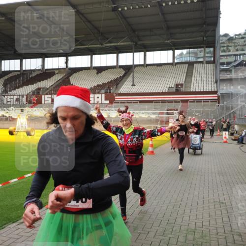 07.12.2025 - St. Pauli X-Mass-Run No. 15 Fabian Wolf http://msf.ph/oto/9397671 07.12.2025 10:46:27 Ziel 153, 168, 221, 479, 485, 639, 641, 914, 917, 921, 1040, 1043, 1242, 2082, 2092, 2303, 2306, 2960, 2965, 2998, 3001, 4589 meine-sportfotos.de