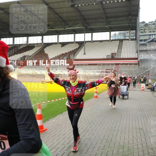 07.12.2025 - St. Pauli X-Mass-Run No. 15 Fabian Wolf http://msf.ph/oto/9397672 07.12.2025 10:46:28 Ziel 153, 168, 221, 479, 485, 639, 641, 914, 917, 921, 1040, 1043, 1242, 2082, 2092, 2303, 2306, 2960, 2965, 2998, 3001, 4589 meine-sportfotos.de
