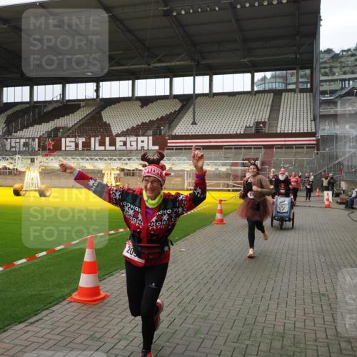 07.12.2025 - St. Pauli X-Mass-Run No. 15 Fabian Wolf http://msf.ph/oto/9397673 07.12.2025 10:46:28 Ziel 153, 168, 221, 479, 485, 639, 641, 914, 917, 921, 1040, 1043, 1242, 2082, 2092, 2303, 2306, 2960, 2965, 2998, 3001, 4589 meine-sportfotos.de