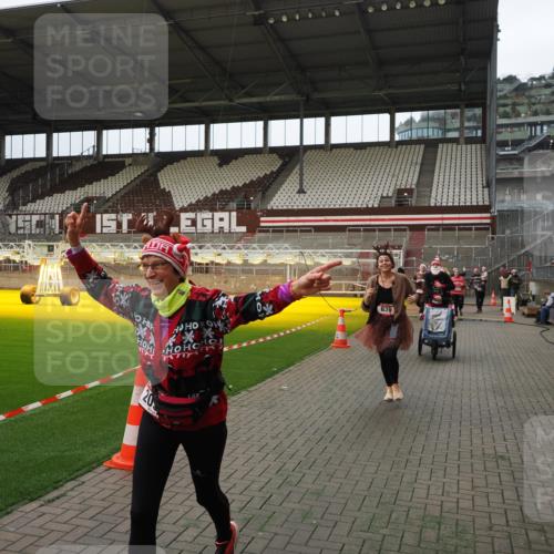 07.12.2025 - St. Pauli X-Mass-Run No. 15 Fabian Wolf http://msf.ph/oto/9397674 07.12.2025 10:46:28 Ziel 153, 168, 221, 479, 485, 639, 641, 914, 917, 921, 1040, 1043, 1242, 2082, 2092, 2303, 2306, 2960, 2965, 2998, 3001, 4589 meine-sportfotos.de