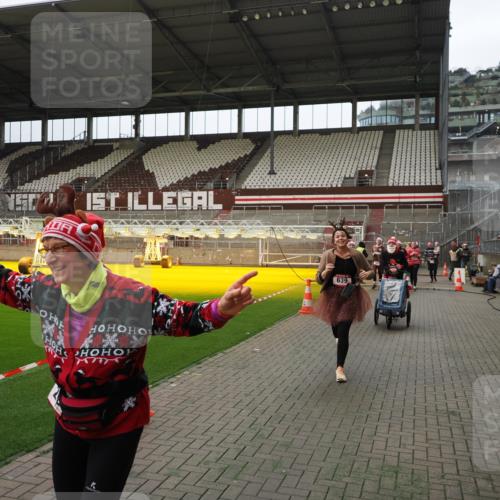 07.12.2025 - St. Pauli X-Mass-Run No. 15 Fabian Wolf http://msf.ph/oto/9397675 07.12.2025 10:46:28 Ziel 153, 168, 221, 479, 485, 639, 641, 914, 917, 921, 1040, 1043, 1242, 2082, 2092, 2303, 2306, 2960, 2965, 2998, 3001, 4589 meine-sportfotos.de