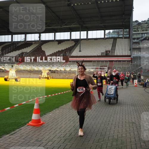 07.12.2025 - St. Pauli X-Mass-Run No. 15 Fabian Wolf http://msf.ph/oto/9397676 07.12.2025 10:46:29 Ziel 153, 168, 221, 479, 485, 639, 641, 914, 917, 921, 1040, 1043, 1242, 2082, 2092, 2303, 2306, 2960, 2965, 2998, 3001, 4589 meine-sportfotos.de