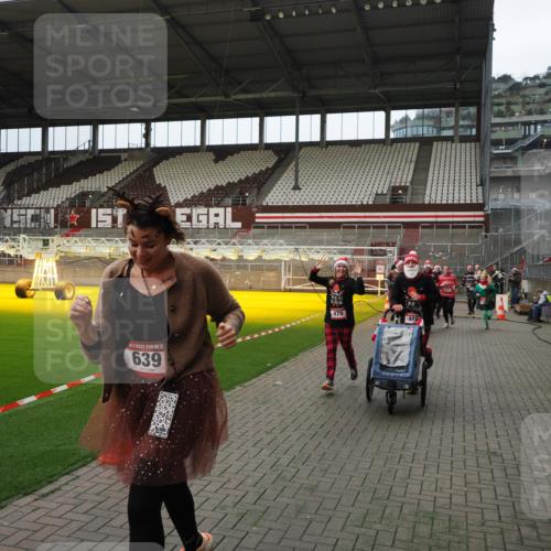07.12.2025 - St. Pauli X-Mass-Run No. 15 Fabian Wolf http://msf.ph/oto/9397679 07.12.2025 10:46:30 Ziel 153, 168, 221, 479, 485, 639, 641, 914, 917, 921, 1040, 1043, 1242, 2092, 2303, 2306, 2960, 2965, 2998, 3001, 4589 meine-sportfotos.de
