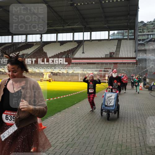 07.12.2025 - St. Pauli X-Mass-Run No. 15 Fabian Wolf http://msf.ph/oto/9397680 07.12.2025 10:46:30 Ziel 153, 168, 221, 479, 485, 639, 641, 914, 917, 921, 1040, 1043, 1242, 2092, 2303, 2306, 2960, 2965, 2998, 3001, 4589 meine-sportfotos.de