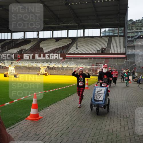 07.12.2025 - St. Pauli X-Mass-Run No. 15 Fabian Wolf http://msf.ph/oto/9397681 07.12.2025 10:46:30 Ziel 153, 168, 221, 479, 485, 639, 641, 914, 917, 921, 1040, 1043, 1242, 2092, 2303, 2306, 2960, 2965, 2998, 3001, 4589 meine-sportfotos.de