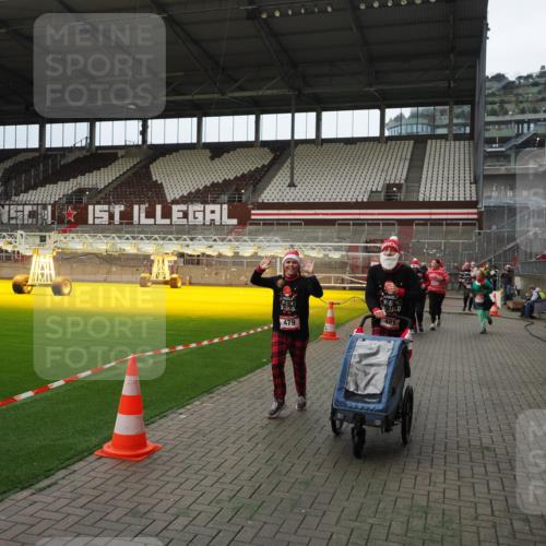 07.12.2025 - St. Pauli X-Mass-Run No. 15 Fabian Wolf http://msf.ph/oto/9397682 07.12.2025 10:46:30 Ziel 153, 168, 221, 479, 485, 639, 641, 914, 917, 921, 1040, 1043, 1242, 2092, 2303, 2306, 2960, 2965, 2998, 3001, 4589 meine-sportfotos.de