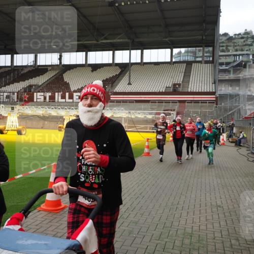 07.12.2025 - St. Pauli X-Mass-Run No. 15 Fabian Wolf http://msf.ph/oto/9397688 07.12.2025 10:46:32 Ziel 153, 221, 479, 485, 639, 641, 914, 917, 921, 1040, 1043, 1242, 2092, 2303, 2306, 2536, 2960, 2965, 2998, 3001, 4589 meine-sportfotos.de