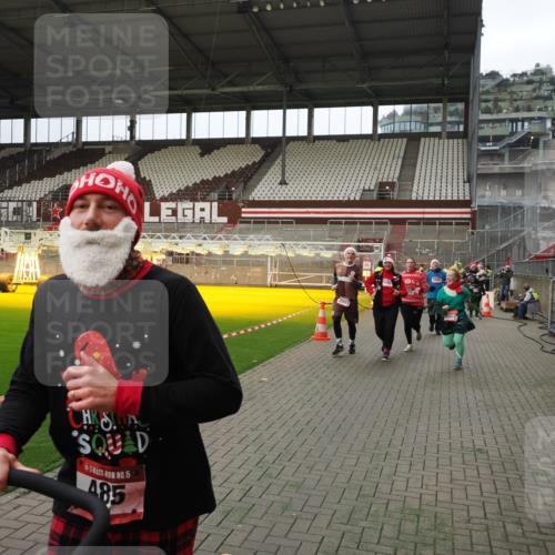 07.12.2025 - St. Pauli X-Mass-Run No. 15 Fabian Wolf http://msf.ph/oto/9397689 07.12.2025 10:46:32 Ziel 153, 221, 479, 485, 639, 641, 914, 917, 921, 1040, 1043, 1242, 2092, 2303, 2306, 2536, 2960, 2965, 2998, 3001, 4589 meine-sportfotos.de