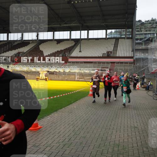 07.12.2025 - St. Pauli X-Mass-Run No. 15 Fabian Wolf http://msf.ph/oto/9397690 07.12.2025 10:46:32 Ziel 153, 221, 479, 485, 639, 641, 914, 917, 921, 1040, 1043, 1242, 2092, 2303, 2306, 2536, 2960, 2965, 2998, 3001, 4589 meine-sportfotos.de
