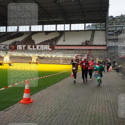 07.12.2025 - St. Pauli X-Mass-Run No. 15 Fabian Wolf http://msf.ph/oto/9397691 07.12.2025 10:46:32 Ziel 153, 221, 479, 485, 639, 641, 914, 917, 921, 1040, 1043, 1242, 2092, 2303, 2306, 2536, 2960, 2965, 2998, 3001, 4589 meine-sportfotos.de