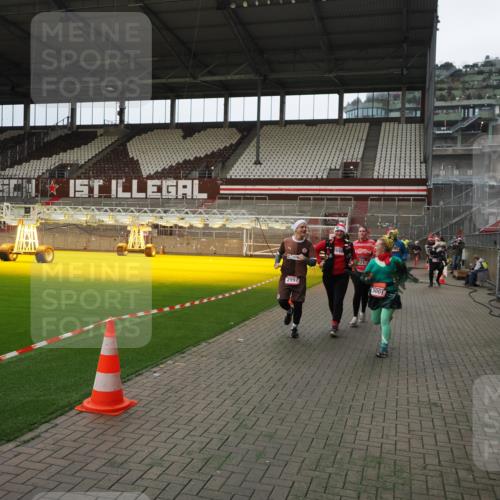 07.12.2025 - St. Pauli X-Mass-Run No. 15 Fabian Wolf http://msf.ph/oto/9397692 07.12.2025 10:46:33 Ziel 221, 479, 485, 639, 641, 914, 917, 921, 1040, 1043, 1242, 2092, 2303, 2306, 2536, 2960, 2965, 2998, 3001, 4589 meine-sportfotos.de