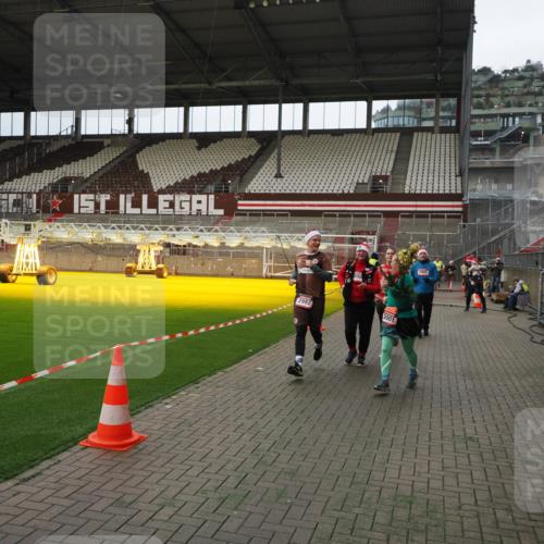 07.12.2025 - St. Pauli X-Mass-Run No. 15 Fabian Wolf http://msf.ph/oto/9397693 07.12.2025 10:46:33 Ziel 221, 479, 485, 639, 641, 914, 917, 921, 1040, 1043, 1242, 2092, 2303, 2306, 2536, 2960, 2965, 2998, 3001, 4589 meine-sportfotos.de