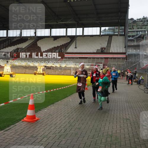 07.12.2025 - St. Pauli X-Mass-Run No. 15 Fabian Wolf http://msf.ph/oto/9397694 07.12.2025 10:46:33 Ziel 221, 479, 485, 639, 641, 914, 917, 921, 1040, 1043, 1242, 2092, 2303, 2306, 2536, 2960, 2965, 2998, 3001, 4589 meine-sportfotos.de