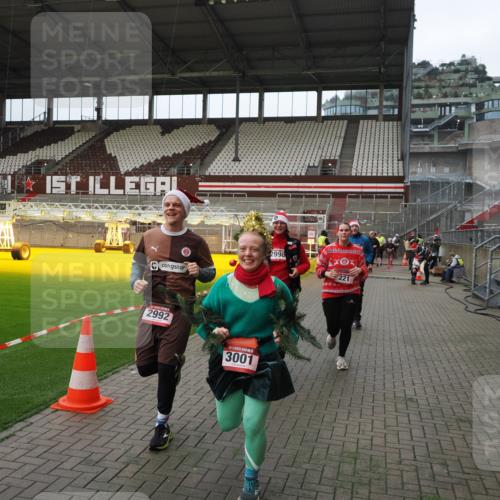 07.12.2025 - St. Pauli X-Mass-Run No. 15 Fabian Wolf http://msf.ph/oto/9397695 07.12.2025 10:46:34 Ziel 58, 221, 479, 485, 639, 641, 914, 917, 921, 1040, 1043, 1242, 2092, 2303, 2306, 2488, 2536, 2960, 2965, 2998, 3001, 4589 meine-sportfotos.de