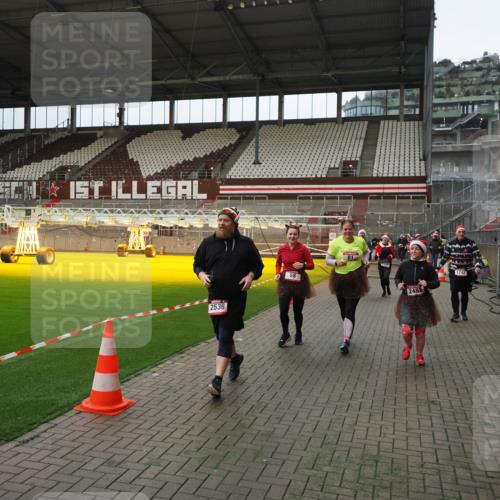 07.12.2025 - St. Pauli X-Mass-Run No. 15 Fabian Wolf http://msf.ph/oto/9397713 07.12.2025 10:46:42 Ziel 58, 81, 221, 485, 921, 1242, 2488, 2536, 2965, 2989, 2993, 2998, 3001 meine-sportfotos.de