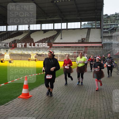 07.12.2025 - St. Pauli X-Mass-Run No. 15 Fabian Wolf http://msf.ph/oto/9397714 07.12.2025 10:46:42 Ziel 58, 81, 221, 485, 921, 1242, 2488, 2536, 2965, 2989, 2993, 2998, 3001 meine-sportfotos.de