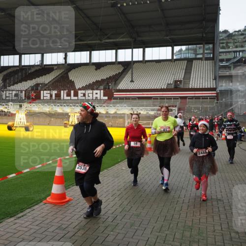 07.12.2025 - St. Pauli X-Mass-Run No. 15 Fabian Wolf http://msf.ph/oto/9397716 07.12.2025 10:46:43 Ziel 58, 81, 221, 921, 1242, 2488, 2536, 2965, 2989, 2993, 2998, 3001 meine-sportfotos.de