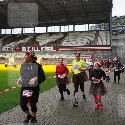 07.12.2025 - St. Pauli X-Mass-Run No. 15 Fabian Wolf http://msf.ph/oto/9397718 07.12.2025 10:46:43 Ziel 58, 81, 221, 921, 1242, 2488, 2536, 2965, 2989, 2993, 2998, 3001 meine-sportfotos.de