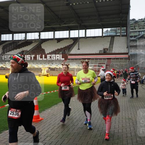 07.12.2025 - St. Pauli X-Mass-Run No. 15 Fabian Wolf http://msf.ph/oto/9397719 07.12.2025 10:46:43 Ziel 58, 81, 221, 921, 1242, 2488, 2536, 2965, 2989, 2993, 2998, 3001 meine-sportfotos.de