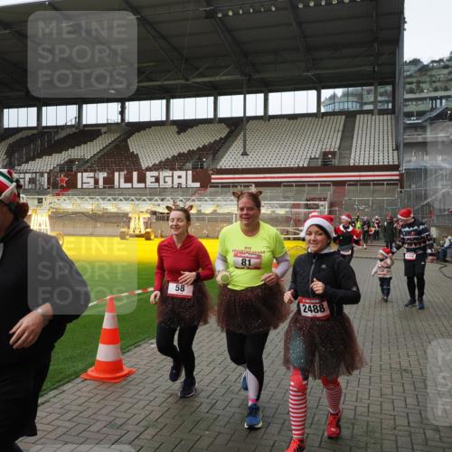 07.12.2025 - St. Pauli X-Mass-Run No. 15 Fabian Wolf http://msf.ph/oto/9397720 07.12.2025 10:46:44 Ziel 58, 81, 221, 921, 1242, 2488, 2536, 2965, 2989, 2993, 2998, 3001, 4593 meine-sportfotos.de