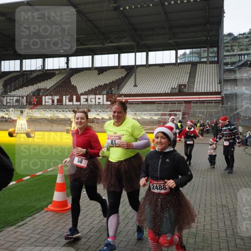 07.12.2025 - St. Pauli X-Mass-Run No. 15 Fabian Wolf http://msf.ph/oto/9397721 07.12.2025 10:46:44 Ziel 58, 81, 221, 921, 1242, 2488, 2536, 2965, 2989, 2993, 2998, 3001, 4593 meine-sportfotos.de