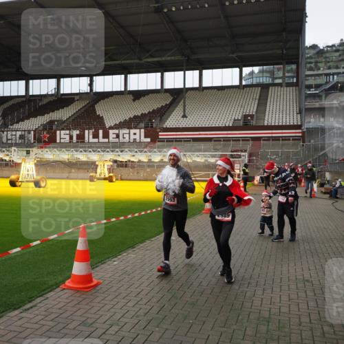 07.12.2025 - St. Pauli X-Mass-Run No. 15 Fabian Wolf http://msf.ph/oto/9397725 07.12.2025 10:46:45 Ziel 58, 81, 221, 921, 1242, 2488, 2536, 2965, 2989, 2993, 2998, 3001, 4593 meine-sportfotos.de