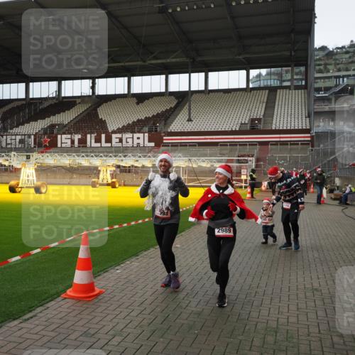 07.12.2025 - St. Pauli X-Mass-Run No. 15 Fabian Wolf http://msf.ph/oto/9397726 07.12.2025 10:46:46 Ziel 58, 81, 221, 921, 1242, 2488, 2536, 2965, 2989, 2993, 3001, 4593 meine-sportfotos.de