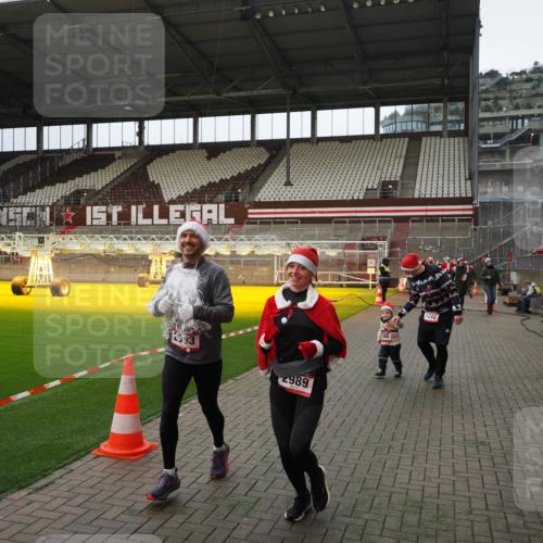 07.12.2025 - St. Pauli X-Mass-Run No. 15 Fabian Wolf http://msf.ph/oto/9397728 07.12.2025 10:46:46 Ziel 58, 81, 221, 921, 1242, 2488, 2536, 2965, 2989, 2993, 3001, 4593 meine-sportfotos.de