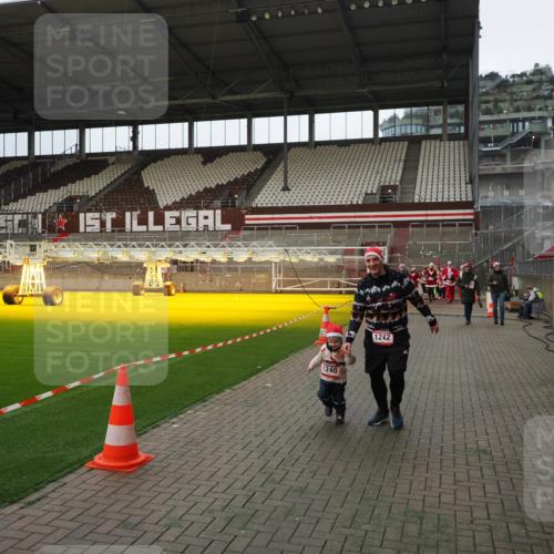 07.12.2025 - St. Pauli X-Mass-Run No. 15 Fabian Wolf http://msf.ph/oto/9397730 07.12.2025 10:46:47 Ziel 58, 81, 1242, 2488, 2536, 2965, 2989, 2993, 4593 meine-sportfotos.de