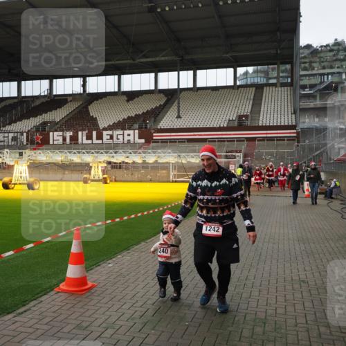 07.12.2025 - St. Pauli X-Mass-Run No. 15 Fabian Wolf http://msf.ph/oto/9397735 07.12.2025 10:46:48 Ziel 58, 81, 823, 2488, 2536, 2989, 2993, 4593 meine-sportfotos.de