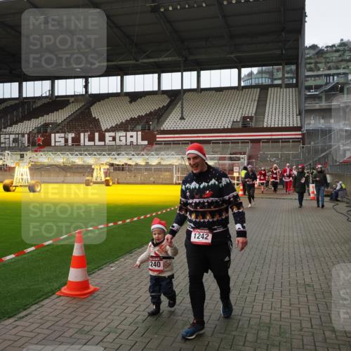 07.12.2025 - St. Pauli X-Mass-Run No. 15 Fabian Wolf http://msf.ph/oto/9397736 07.12.2025 10:46:49 Ziel 58, 81, 821, 823, 824, 1359, 1872, 2488, 2536, 2989, 2993, 4593 meine-sportfotos.de